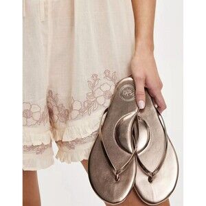 FREE PEOPLE SOLEI SEA Sz 9 (8-8.5) Around Town Metallic Pewter Flip Flop Sandal